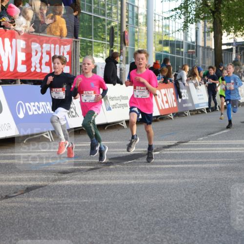 25.04.2025 - Das Zehntel Lena Gebhardt http://msf.ph/oto/7782865 26.04.2025 08:52:22 Ziel 1122, 1127, 1166, 1176, 1188, 1207, 1208, 1232, 1245, 1418, 1654, 1752, 1761, 1939, 1979, 2015, 2023, 2029, 2149, 2161, 2187, 2216, 2275, 2355, 2364, 2464, 2804, 2859, 2886, 3060, 3063, 3085, 3088, 3160, 3161, 3171, 3212, 3225, 3407, 3450, 3467, 3496, 3516, 3530, 3595, 3822, 3884, 3944 meine-sportfotos.de