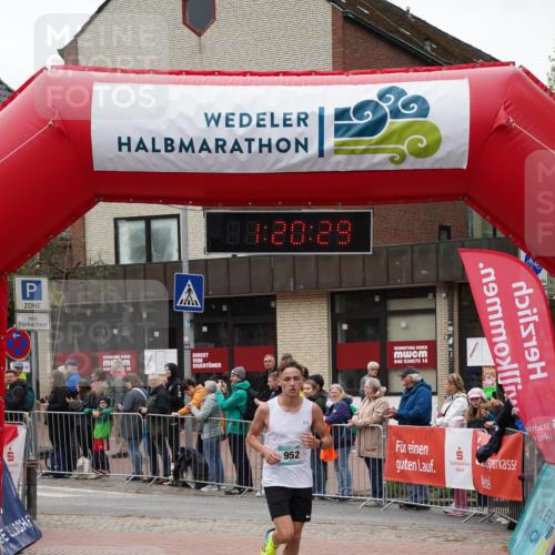 04.05.2025 - 8. Wedeler Halbmarathon Felixshl http://msf.ph/oto/7815618 04.05.2025 11:20:27 Ziel 952 meine-sportfotos.de