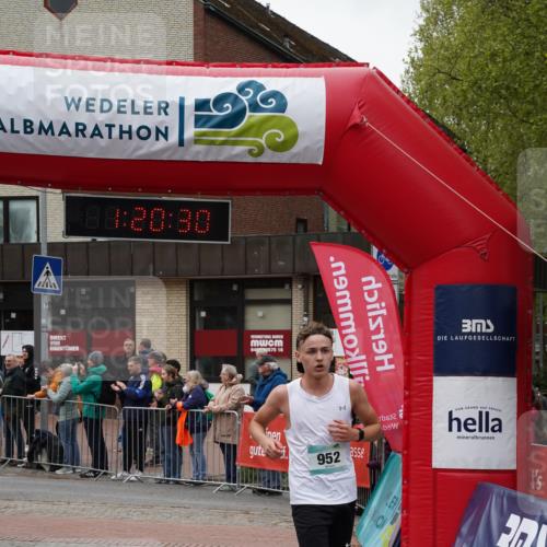 04.05.2025 - 8. Wedeler Halbmarathon Felixshl http://msf.ph/oto/7815647 04.05.2025 11:20:28 Ziel 933, 952 meine-sportfotos.de
