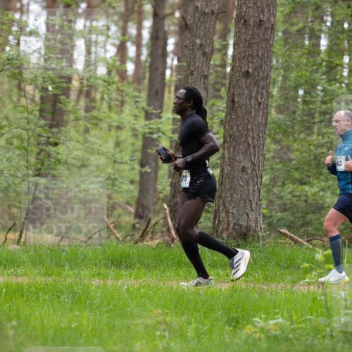 04.05.2025 - 8. Wedeler Halbmarathon Michael Strokosch http://msf.ph/oto/7815996 04.05.2025 10:37:13 Laufen 75, 943 meine-sportfotos.de