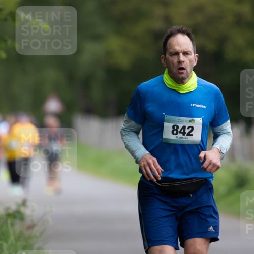 04.05.2025 - 8. Wedeler Halbmarathon Michael Strokosch http://msf.ph/oto/7816147 04.05.2025 10:48:24 Laufen 842 meine-sportfotos.de
