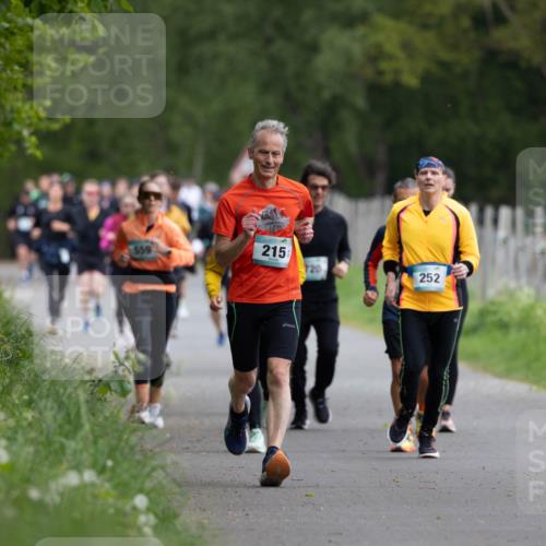 04.05.2025 - 8. Wedeler Halbmarathon Michael Strokosch http://msf.ph/oto/7816189 04.05.2025 10:48:40 Laufen 559, 215, 720, 252 meine-sportfotos.de