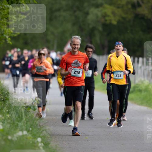 04.05.2025 - 8. Wedeler Halbmarathon Michael Strokosch http://msf.ph/oto/7816190 04.05.2025 10:48:40 Laufen 559, 215, 720, 252 meine-sportfotos.de