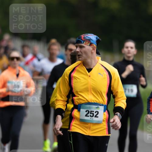 04.05.2025 - 8. Wedeler Halbmarathon Michael Strokosch http://msf.ph/oto/7816229 04.05.2025 10:48:51 Laufen 16, 252, 719, 765 meine-sportfotos.de