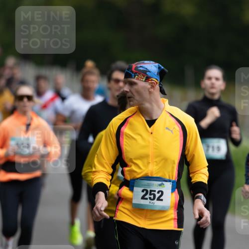 04.05.2025 - 8. Wedeler Halbmarathon Michael Strokosch http://msf.ph/oto/7816230 04.05.2025 10:48:51 Laufen 252, 716, 765 meine-sportfotos.de