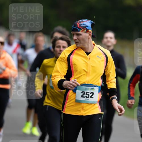 04.05.2025 - 8. Wedeler Halbmarathon Michael Strokosch http://msf.ph/oto/7816234 04.05.2025 10:48:52 Laufen 252, 765 meine-sportfotos.de