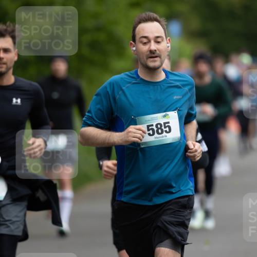 04.05.2025 - 8. Wedeler Halbmarathon Michael Strokosch http://msf.ph/oto/7816246 04.05.2025 10:49:12 Laufen 51, 467, 585 meine-sportfotos.de