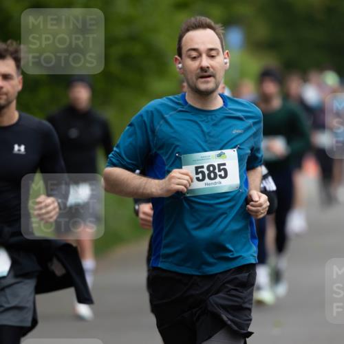 04.05.2025 - 8. Wedeler Halbmarathon Michael Strokosch http://msf.ph/oto/7816247 04.05.2025 10:49:12 Laufen 56, 51, 467, 585 meine-sportfotos.de