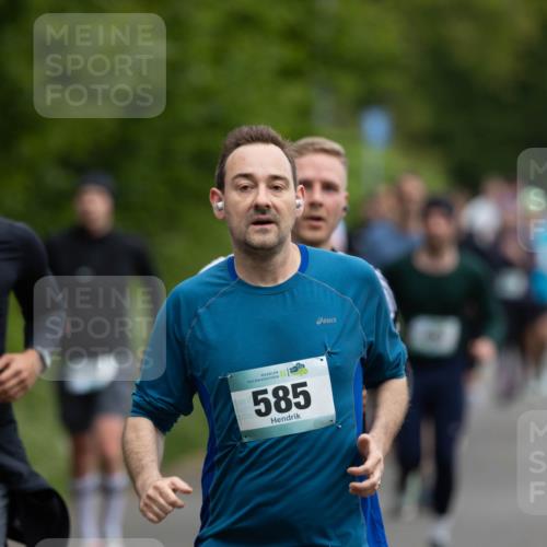 04.05.2025 - 8. Wedeler Halbmarathon Michael Strokosch http://msf.ph/oto/7816253 04.05.2025 10:49:12 Laufen 467, 585 meine-sportfotos.de