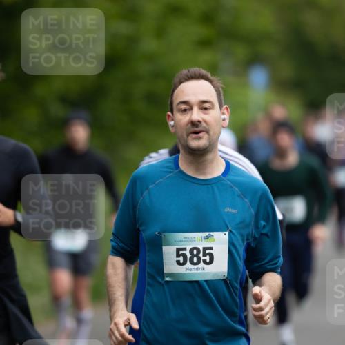 04.05.2025 - 8. Wedeler Halbmarathon Michael Strokosch http://msf.ph/oto/7816257 04.05.2025 10:49:13 Laufen 467, 585 meine-sportfotos.de