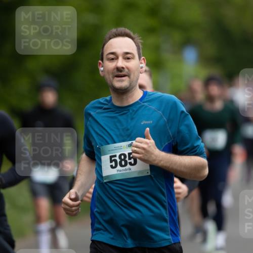 04.05.2025 - 8. Wedeler Halbmarathon Michael Strokosch http://msf.ph/oto/7816261 04.05.2025 10:49:13 Laufen 467, 81, 585, 9 meine-sportfotos.de