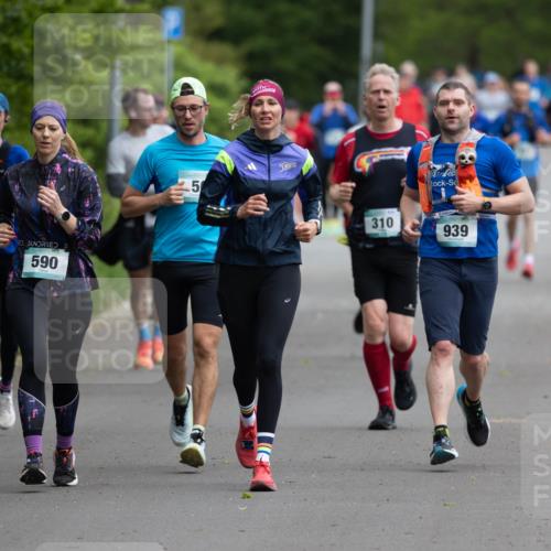 04.05.2025 - 8. Wedeler Halbmarathon Michael Strokosch http://msf.ph/oto/7816287 04.05.2025 10:49:27 Laufen 590, 310, 939 meine-sportfotos.de