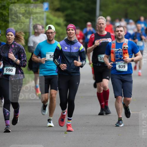 04.05.2025 - 8. Wedeler Halbmarathon Michael Strokosch http://msf.ph/oto/7816289 04.05.2025 10:49:27 Laufen 590, 50, 31, 939 meine-sportfotos.de