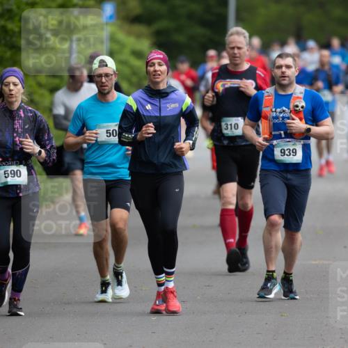 04.05.2025 - 8. Wedeler Halbmarathon Michael Strokosch http://msf.ph/oto/7816294 04.05.2025 10:49:27 Laufen 590, 50, 50, 310, 939 meine-sportfotos.de