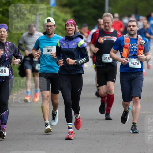 04.05.2025 - 8. Wedeler Halbmarathon Michael Strokosch http://msf.ph/oto/7816300 04.05.2025 10:49:28 Laufen 590, 50, 310, 939 meine-sportfotos.de