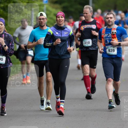 04.05.2025 - 8. Wedeler Halbmarathon Michael Strokosch http://msf.ph/oto/7816304 04.05.2025 10:49:28 Laufen 590, 50, 310, 939 meine-sportfotos.de