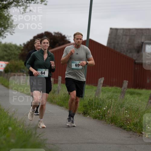 04.05.2025 - 8. Wedeler Halbmarathon Michael Strokosch http://msf.ph/oto/7816365 04.05.2025 10:59:38 Laufen 64, 65 meine-sportfotos.de