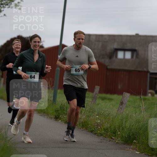 04.05.2025 - 8. Wedeler Halbmarathon Michael Strokosch http://msf.ph/oto/7816369 04.05.2025 10:59:39 Laufen 64, 65 meine-sportfotos.de