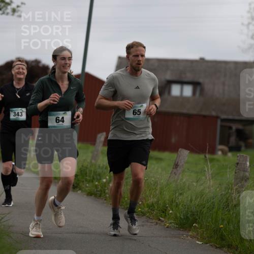 04.05.2025 - 8. Wedeler Halbmarathon Michael Strokosch http://msf.ph/oto/7816371 04.05.2025 10:59:39 Laufen 343, 64, 65 meine-sportfotos.de