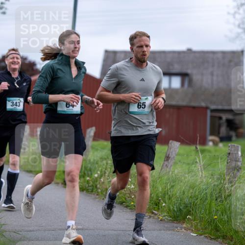 04.05.2025 - 8. Wedeler Halbmarathon Michael Strokosch http://msf.ph/oto/7816372 04.05.2025 10:59:39 Laufen 343, 64, 65 meine-sportfotos.de