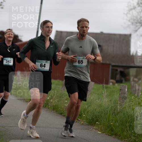 04.05.2025 - 8. Wedeler Halbmarathon Michael Strokosch http://msf.ph/oto/7816373 04.05.2025 10:59:39 Laufen 343, 64, 65 meine-sportfotos.de