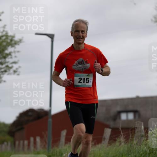 04.05.2025 - 8. Wedeler Halbmarathon Michael Strokosch http://msf.ph/oto/7816383 04.05.2025 10:59:58 Laufen 215 meine-sportfotos.de