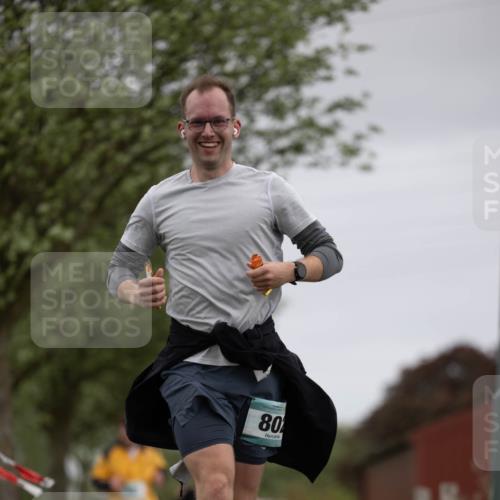 04.05.2025 - 8. Wedeler Halbmarathon Michael Strokosch http://msf.ph/oto/7816411 04.05.2025 11:00:30 Laufen 80 meine-sportfotos.de