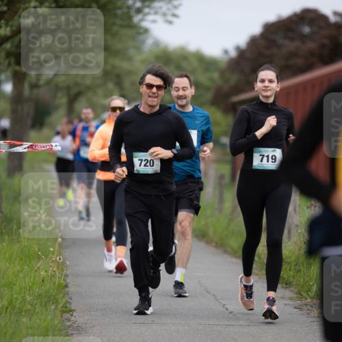 04.05.2025 - 8. Wedeler Halbmarathon Michael Strokosch http://msf.ph/oto/7816427 04.05.2025 11:00:42 Laufen 720, 719 meine-sportfotos.de