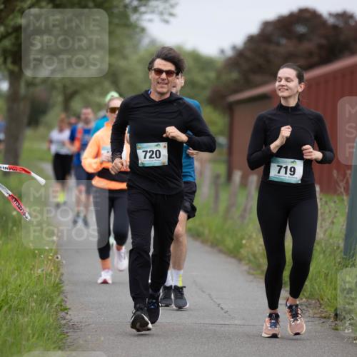 04.05.2025 - 8. Wedeler Halbmarathon Michael Strokosch http://msf.ph/oto/7816428 04.05.2025 11:00:42 Laufen 720, 719 meine-sportfotos.de