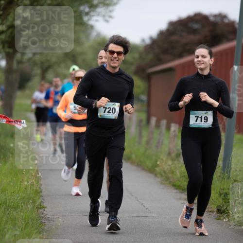 04.05.2025 - 8. Wedeler Halbmarathon Michael Strokosch http://msf.ph/oto/7816429 04.05.2025 11:00:42 Laufen 720, 719 meine-sportfotos.de