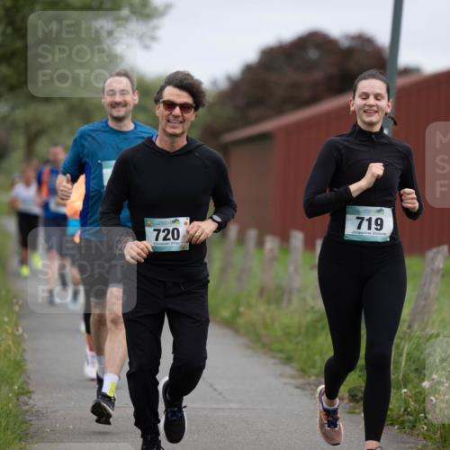 04.05.2025 - 8. Wedeler Halbmarathon Michael Strokosch http://msf.ph/oto/7816431 04.05.2025 11:00:43 Laufen 720, 719 meine-sportfotos.de