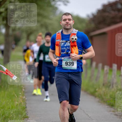 04.05.2025 - 8. Wedeler Halbmarathon Michael Strokosch http://msf.ph/oto/7816439 04.05.2025 11:00:48 Laufen 939 meine-sportfotos.de