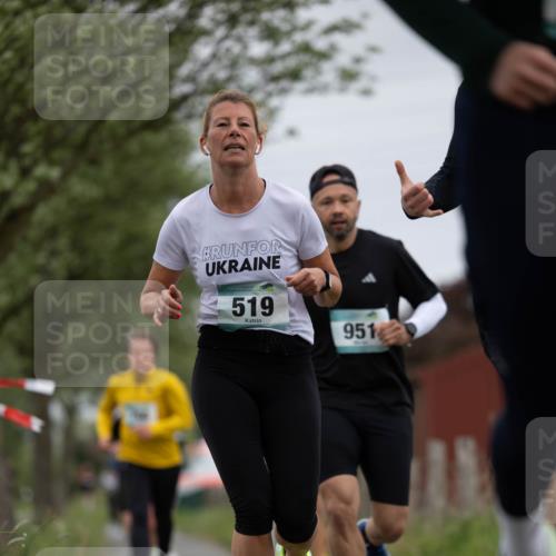 04.05.2025 - 8. Wedeler Halbmarathon Michael Strokosch http://msf.ph/oto/7816442 04.05.2025 11:00:54 Laufen 519, 951 meine-sportfotos.de