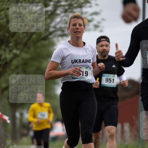 04.05.2025 - 8. Wedeler Halbmarathon Michael Strokosch http://msf.ph/oto/7816443 04.05.2025 11:00:54 Laufen 19, 951 meine-sportfotos.de