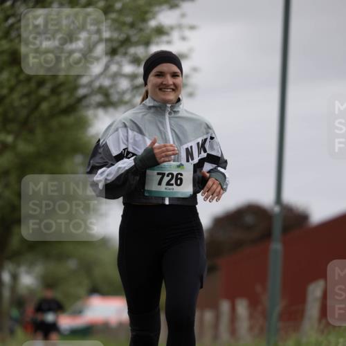 04.05.2025 - 8. Wedeler Halbmarathon Michael Strokosch http://msf.ph/oto/7816458 04.05.2025 11:01:16 Laufen 56, 726, 11 meine-sportfotos.de