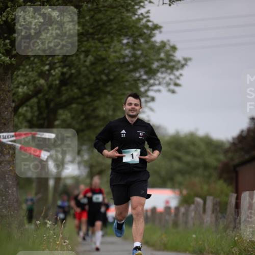 04.05.2025 - 8. Wedeler Halbmarathon Michael Strokosch http://msf.ph/oto/7816463 04.05.2025 11:01:22 Laufen 22 meine-sportfotos.de