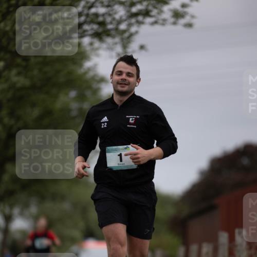 04.05.2025 - 8. Wedeler Halbmarathon Michael Strokosch http://msf.ph/oto/7816475 04.05.2025 11:01:25 Laufen 22, 1 meine-sportfotos.de