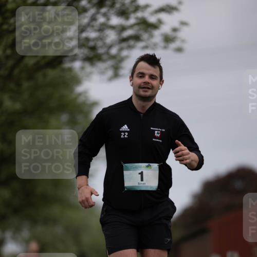 04.05.2025 - 8. Wedeler Halbmarathon Michael Strokosch http://msf.ph/oto/7816477 04.05.2025 11:01:25 Laufen 22, 1 meine-sportfotos.de