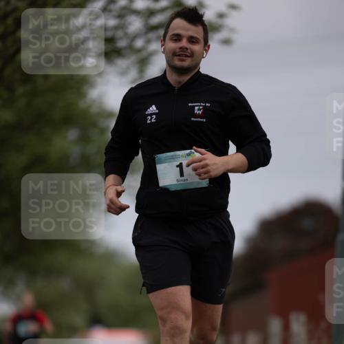 04.05.2025 - 8. Wedeler Halbmarathon Michael Strokosch http://msf.ph/oto/7816478 04.05.2025 11:01:25 Laufen 22, 1 meine-sportfotos.de