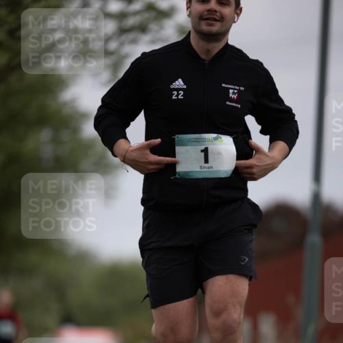 04.05.2025 - 8. Wedeler Halbmarathon Michael Strokosch http://msf.ph/oto/7816480 04.05.2025 11:01:26 Laufen 22, 1 meine-sportfotos.de
