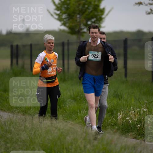 04.05.2025 - 8. Wedeler Halbmarathon Michael Strokosch http://msf.ph/oto/7816573 04.05.2025 11:14:14 Laufen 673, 922 meine-sportfotos.de