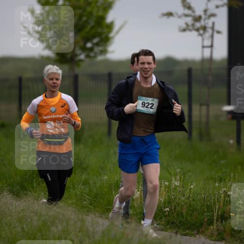 04.05.2025 - 8. Wedeler Halbmarathon Michael Strokosch http://msf.ph/oto/7816575 04.05.2025 11:14:15 Laufen 922 meine-sportfotos.de