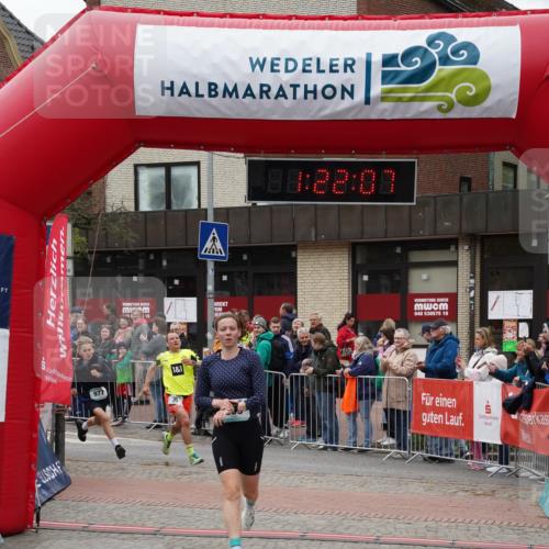 04.05.2025 - 8. Wedeler Halbmarathon Felixshl http://msf.ph/oto/7816624 04.05.2025 11:22:05 Ziel 35, 869, 977 meine-sportfotos.de