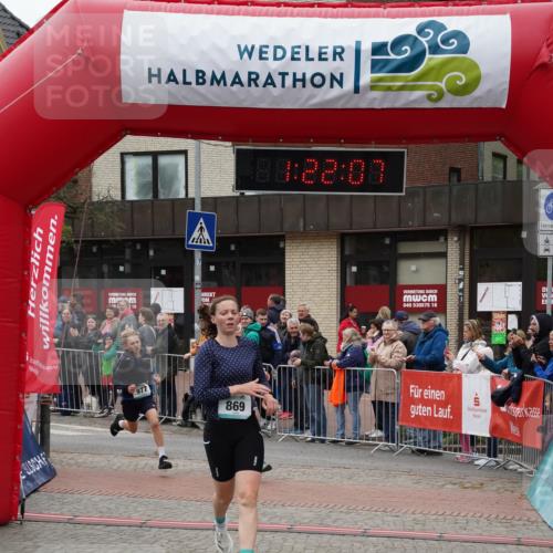 04.05.2025 - 8. Wedeler Halbmarathon Felixshl http://msf.ph/oto/7816648 04.05.2025 11:22:05 Ziel 35, 869, 977 meine-sportfotos.de