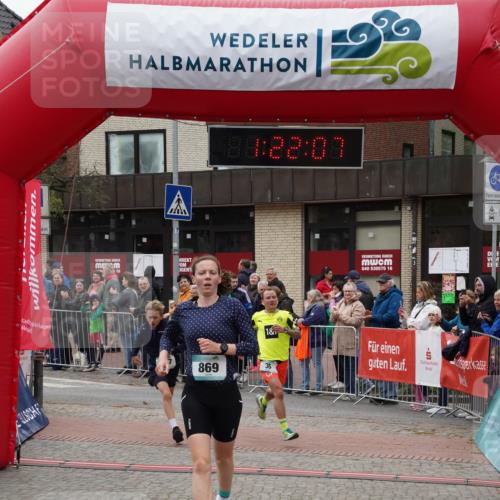 04.05.2025 - 8. Wedeler Halbmarathon Felixshl http://msf.ph/oto/7816668 04.05.2025 11:22:05 Ziel 35, 869, 977 meine-sportfotos.de