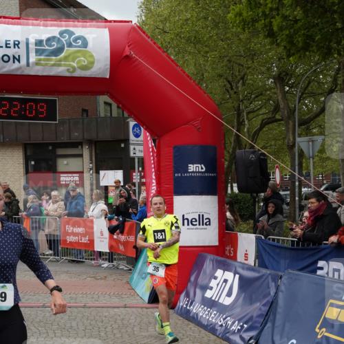 04.05.2025 - 8. Wedeler Halbmarathon Felixshl http://msf.ph/oto/7816709 04.05.2025 11:22:07 Ziel 35, 869, 977 meine-sportfotos.de