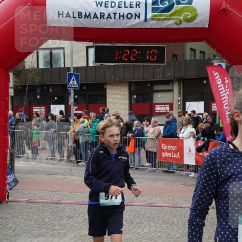 04.05.2025 - 8. Wedeler Halbmarathon Felixshl http://msf.ph/oto/7816718 04.05.2025 11:22:08 Ziel 35, 869, 977 meine-sportfotos.de
