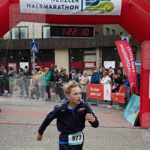 04.05.2025 - 8. Wedeler Halbmarathon Felixshl http://msf.ph/oto/7816747 04.05.2025 11:22:08 Ziel 35, 869, 977 meine-sportfotos.de