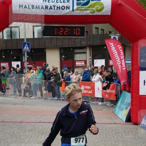 04.05.2025 - 8. Wedeler Halbmarathon Felixshl http://msf.ph/oto/7816756 04.05.2025 11:22:08 Ziel 35, 869, 977 meine-sportfotos.de