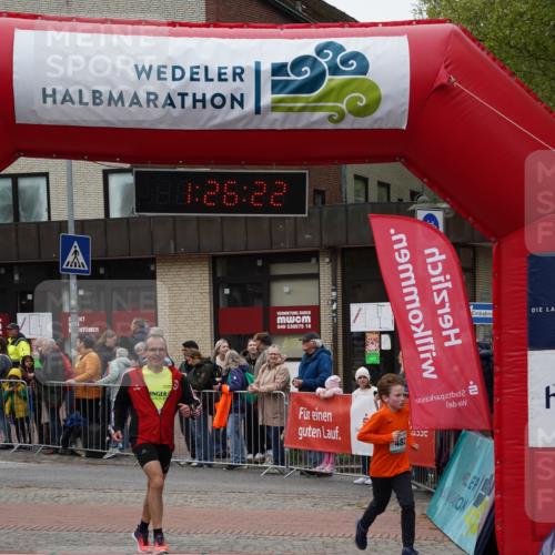 04.05.2025 - 8. Wedeler Halbmarathon Felixshl http://msf.ph/oto/7817058 04.05.2025 11:26:21 Ziel 482, 485, 801, 923 meine-sportfotos.de